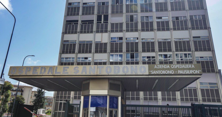 Napoli, bimba morta caduta ginocchio