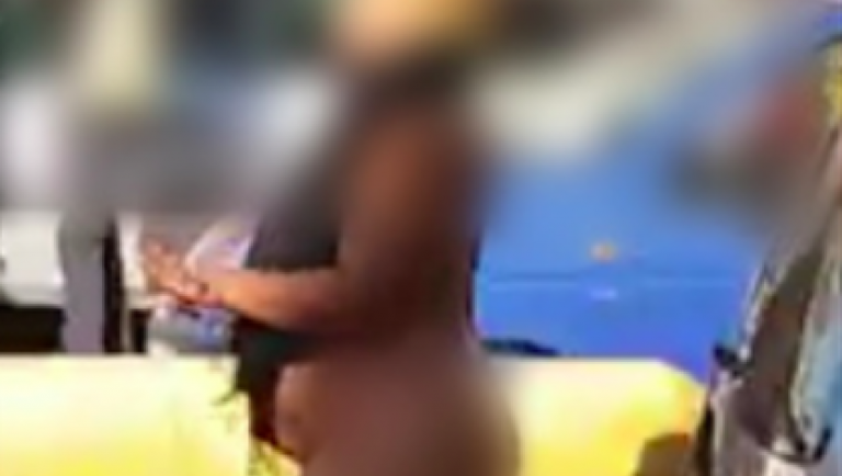 Napoli, clochard balla nuda per strada