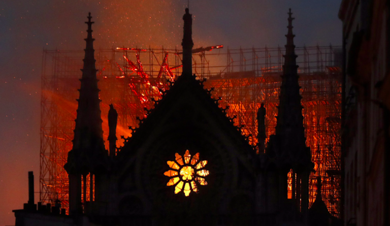 Notre-Dame, esulta l'Isis, incendio domato