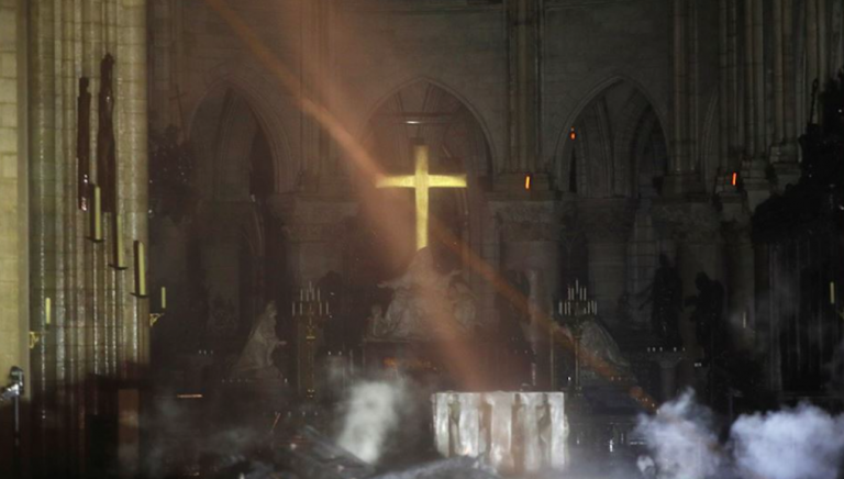 Notre-Dame, volta crollata, le immagini dell'interno