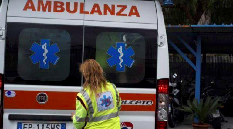 Nuoro, studenti investiti da un furgone