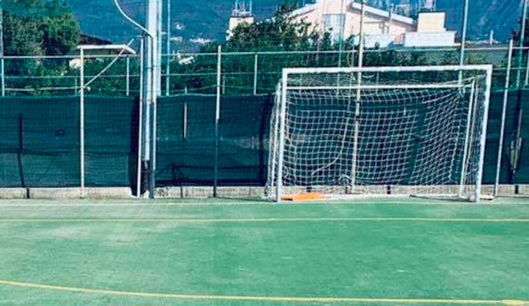 pavia-bimbo-sbatte-contro-palo-calcio
