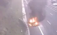 Roma, auto in fiamme sul Gra