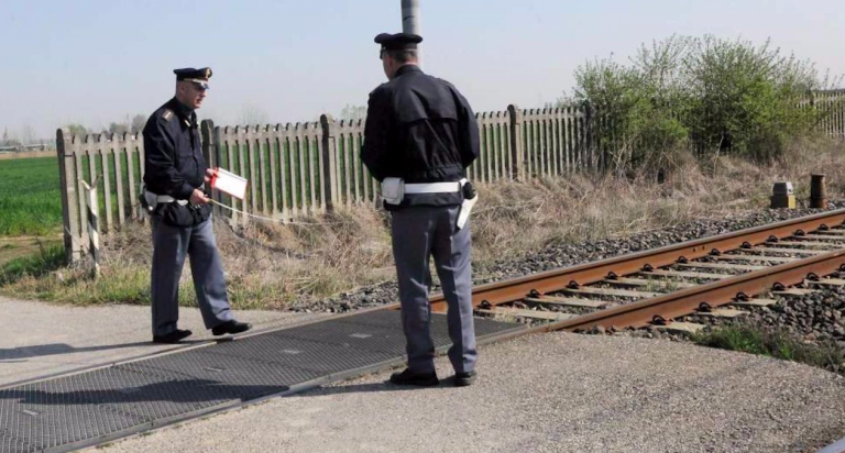 Tentato suicidio sui binari, gambe amputate