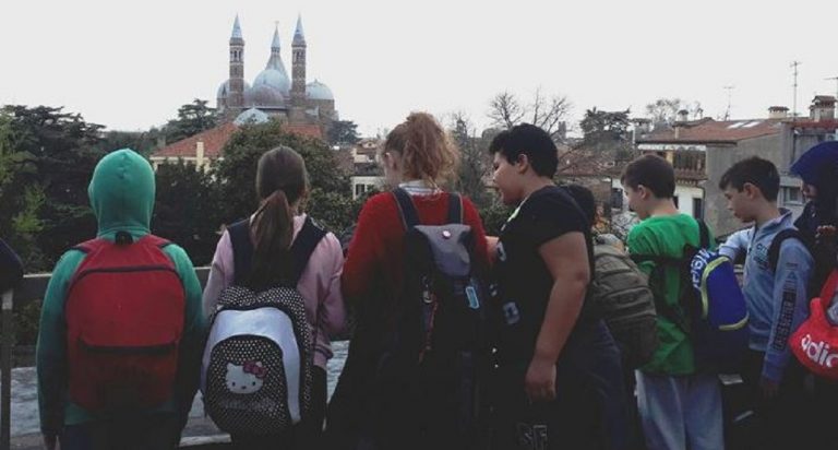 venezia ragazza butta finestra
