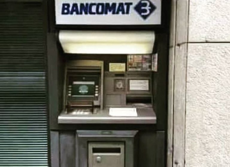 Trova 20 mila euro al bancomat e chiama i carabinieri per restituirli