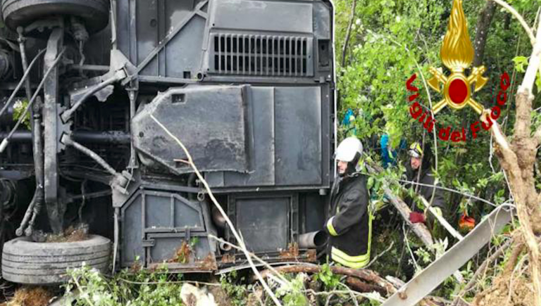 Bus si ribalta, un morto