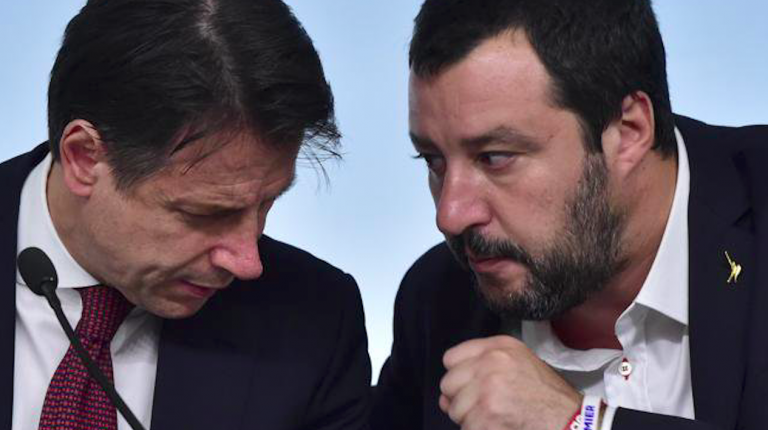 Salvini contestato a Catanzaro replica: