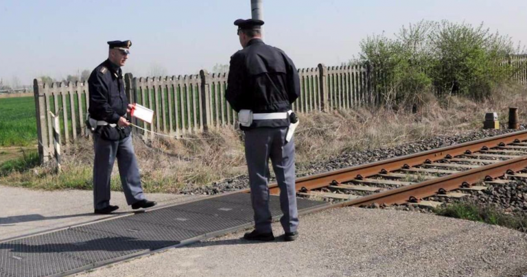 Donna investita treno