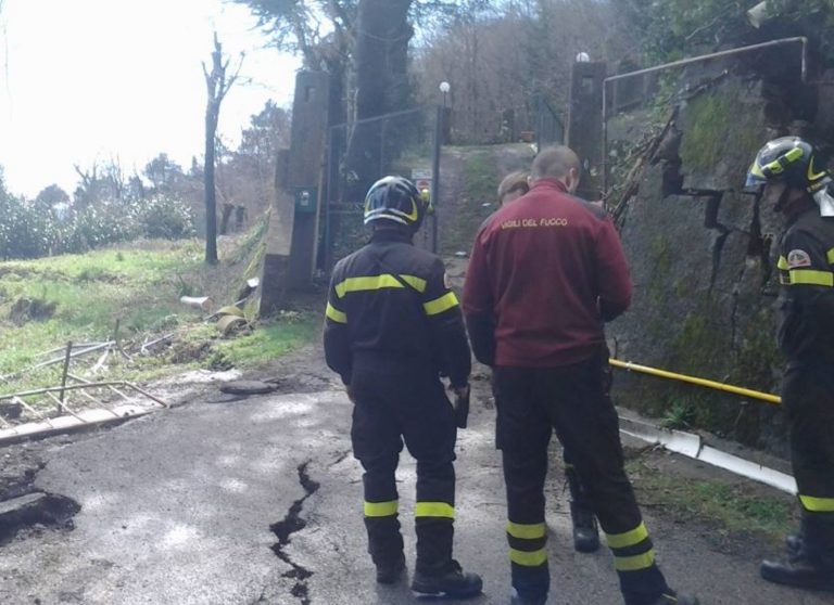 Frana travolge una casa nel bolognese, evacuate le abitazioni a valle