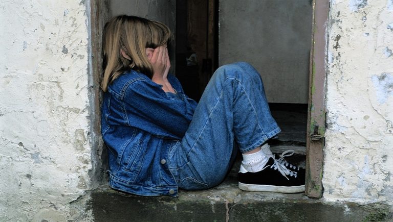 padre stupra figlia
