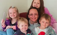 Mamma contro camion, morta con 4 figli
