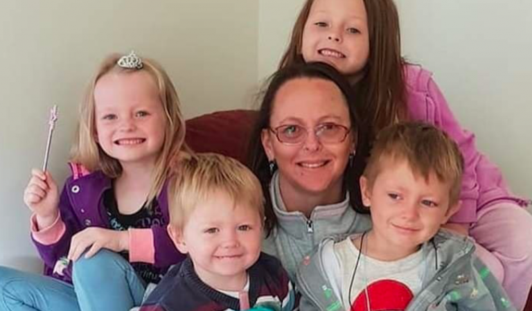 Mamma contro camion, morta con 4 figli