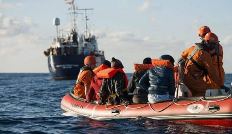 80 migranti in mare