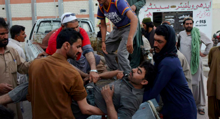 Pakistan, esplosione in una moschea