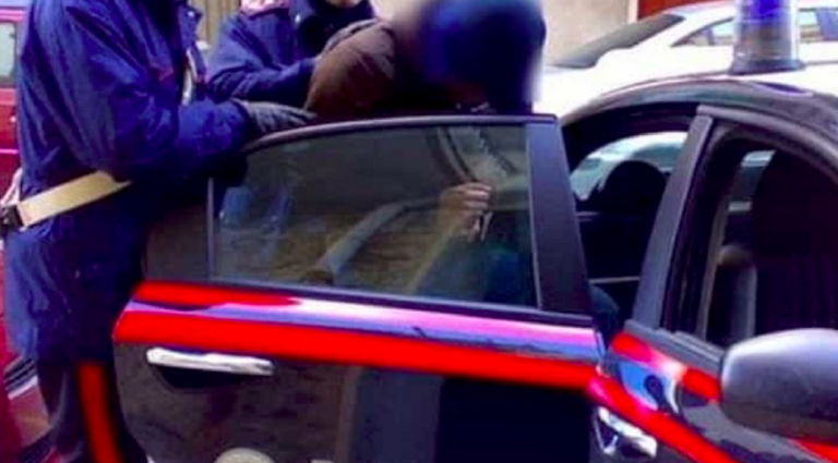 Picchia compagna con la figlia in braccio