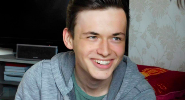Ragazzo di 20 anni si suicida in casa
