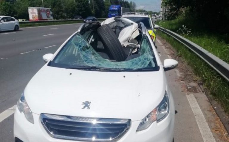 Ruota distrugge un'auto, ma il guidatore riporta solo lievi ferite