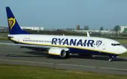 Ryanair, uomo tenta di aprire il portello durante il volo: arrestato