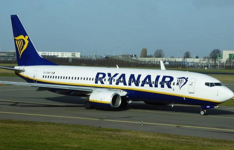 Ryanair, uomo tenta di aprire il portello durante il volo: arrestato
