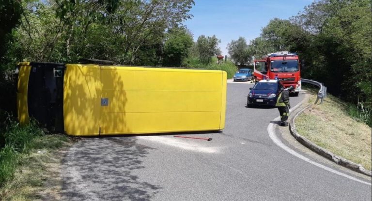 scuolabus rovesciato