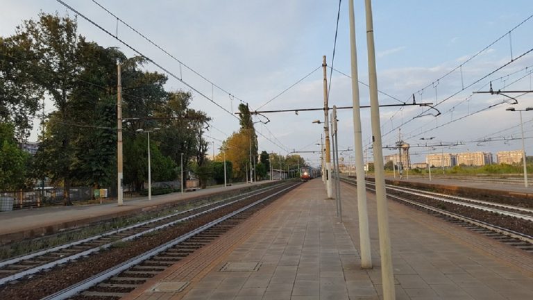 cade in stazione