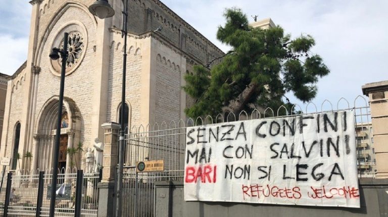 striscioni antifascismo Bari