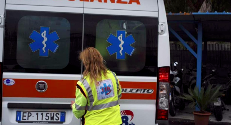 Tenta suicidio a scuola
