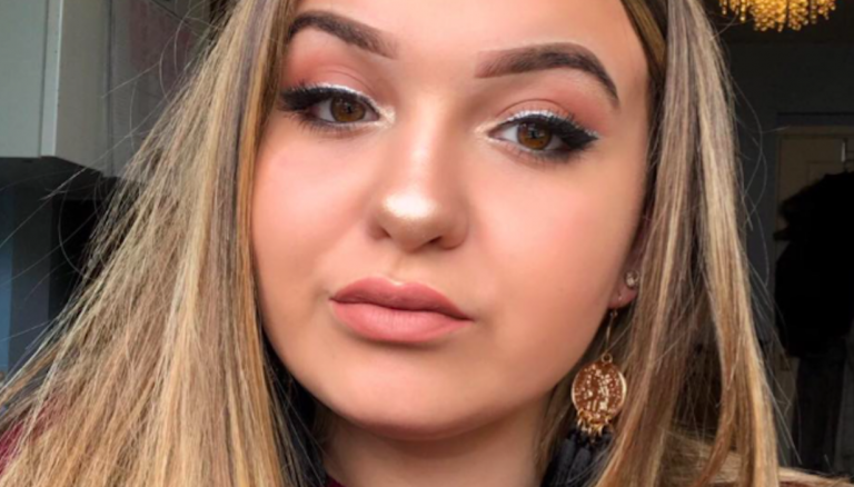 Uk, 17enne si schianta con auto