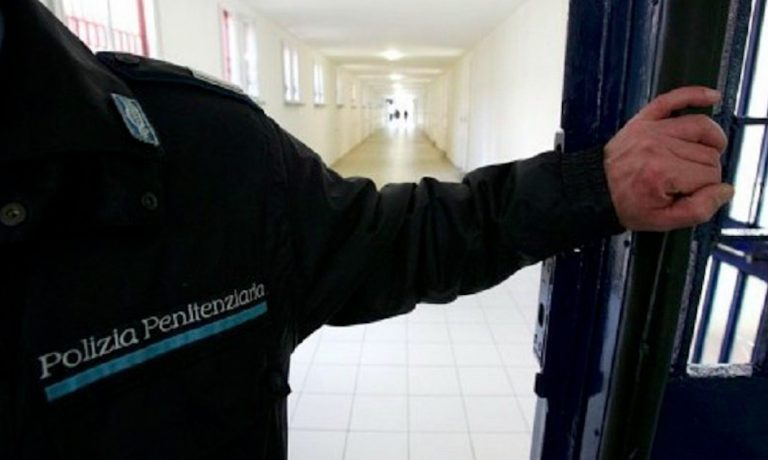 Agente si suicida in vacanza