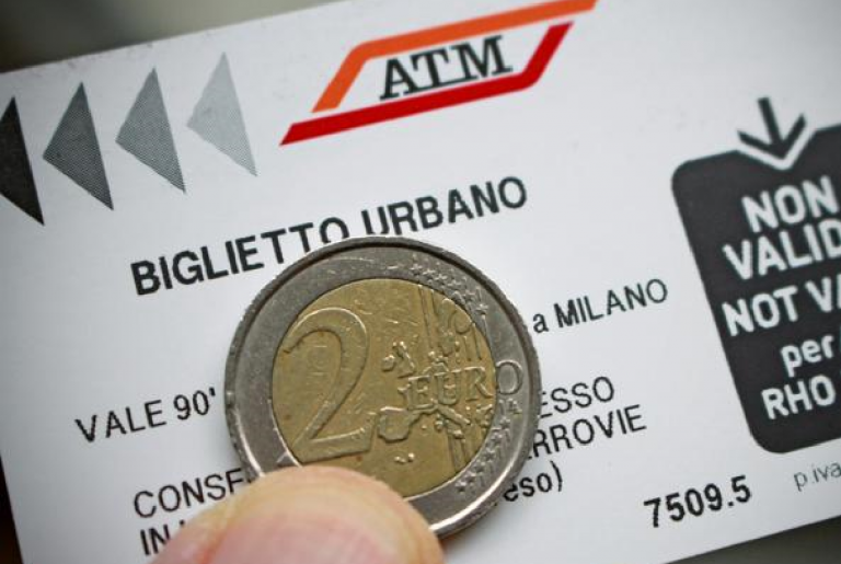 Il biglietto Atm sale a 2€