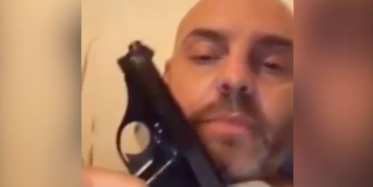 Consigliere leghista a letto con la pistola