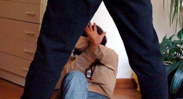 Denuncia marito violento e si suicida