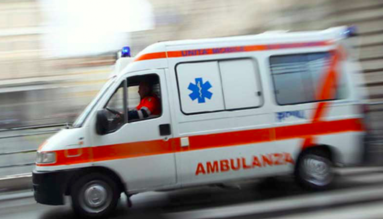 Donna si dà fuoco