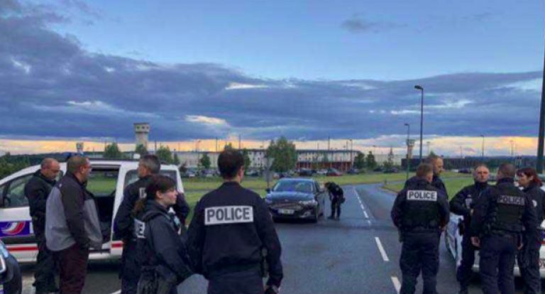 Francia, detenuto prende agenti in ostaggio