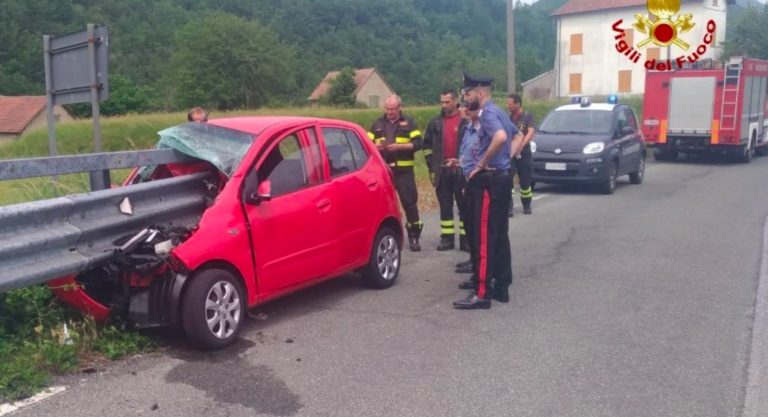 Genova, guardrail sfonda parabrezza