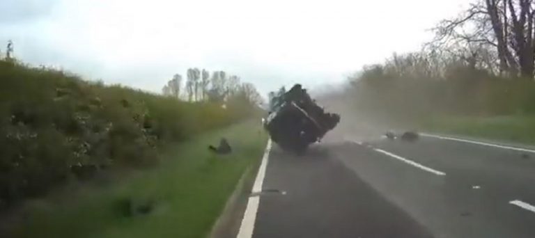 Una Citroen nera si capovolge su se stessa: nessun ferito