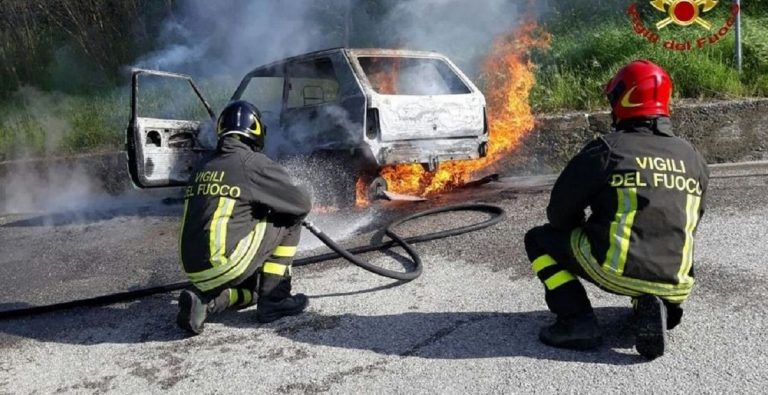 lecce auto prende fuoco