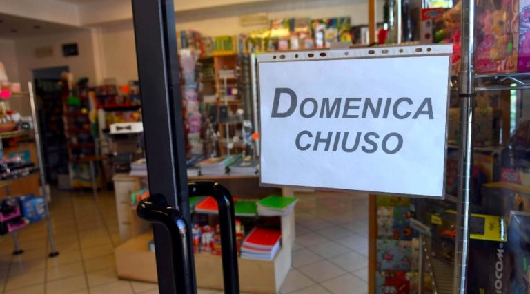 Legge chiusura domenicale negozi