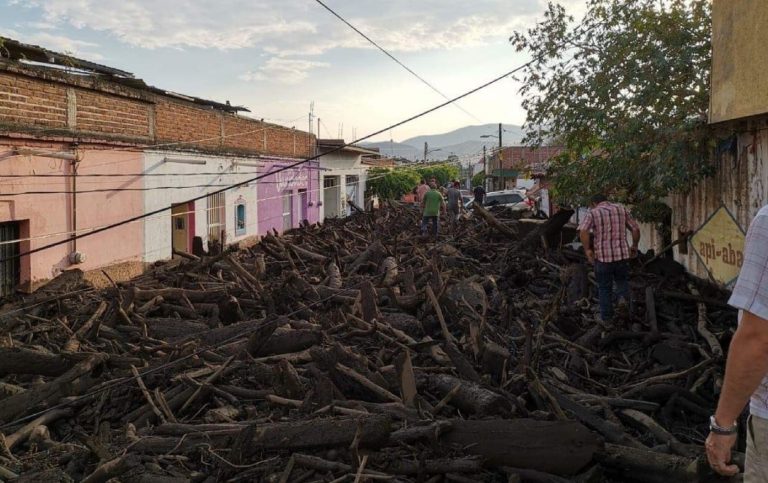 Jalisco, un'onda di fango e detriti ha invaso le vie di San Gabriel