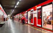 Milano, si getta sotto la metro
