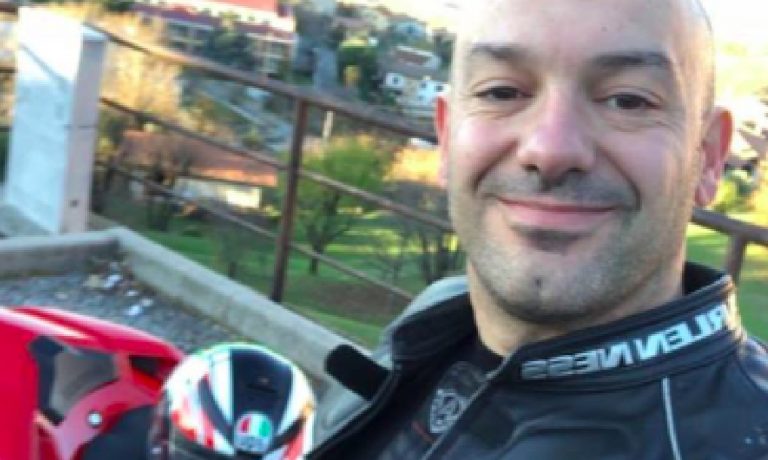 Motociclista morto in incidente