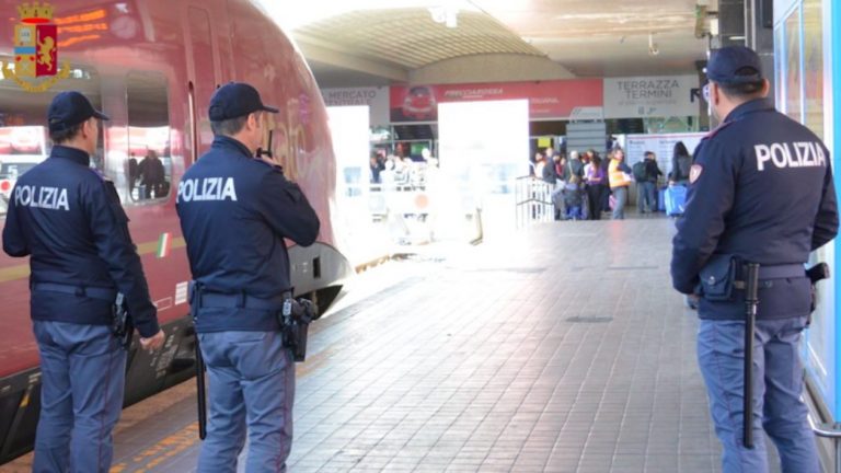 Nigeriano tenta di aggredire capotreno