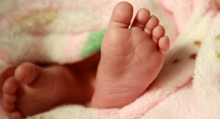 bimbo posizione podalica