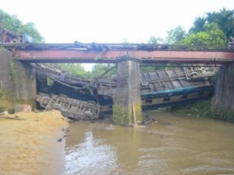 ponte treno fiume