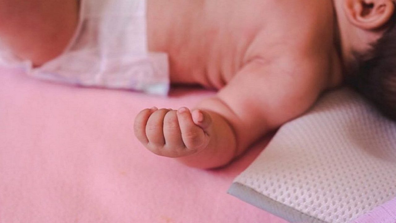 Puntini Rossi Sulle Mani Dei Bambini Le Cause