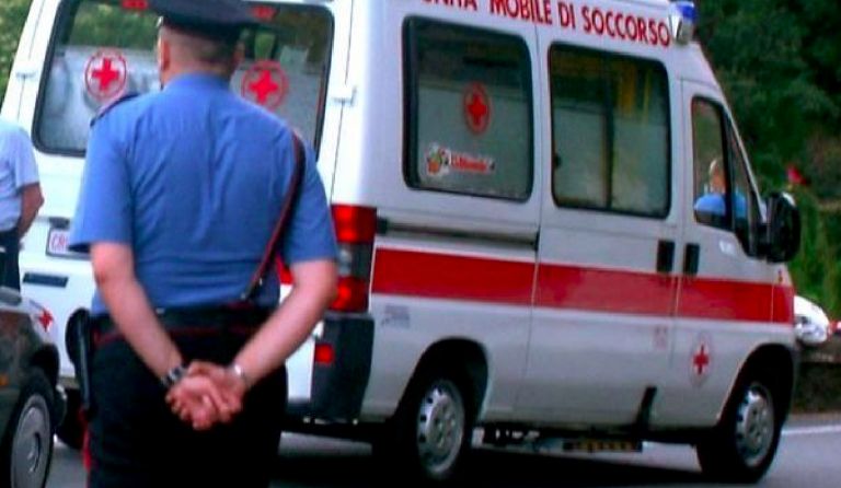 Ragazza scappa da fidanzato, precipita dalla finestra