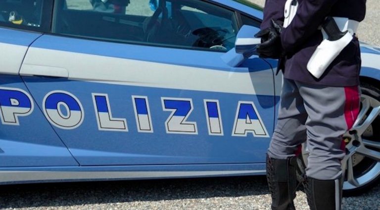 Roma, donna accoltellata in strada