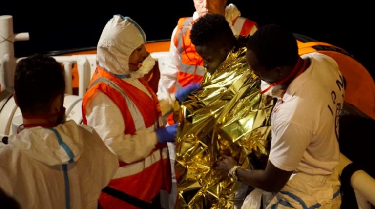 Sea Watch, sbarcati i migranti