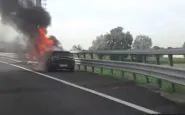 torino auto prende fuoco